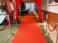 Takas su raudonu kilimu ir virbiniais barjerais viešbutyje.