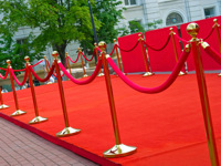 Barjerai su raudonu kilimu prie pagrindinio įėjimo. 