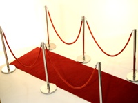 Grindų stovai su virvėmis ar juostomis ir raudonu kilimu