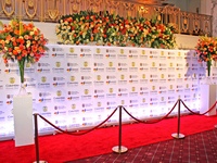 Foto siena kartu su raudonu kilimu skirta delegacijos fotosesijai, atitverta barjerais