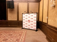 Konferencijų ir prezentacijų foto siena, firminiai logotipai, pastatyta kampe